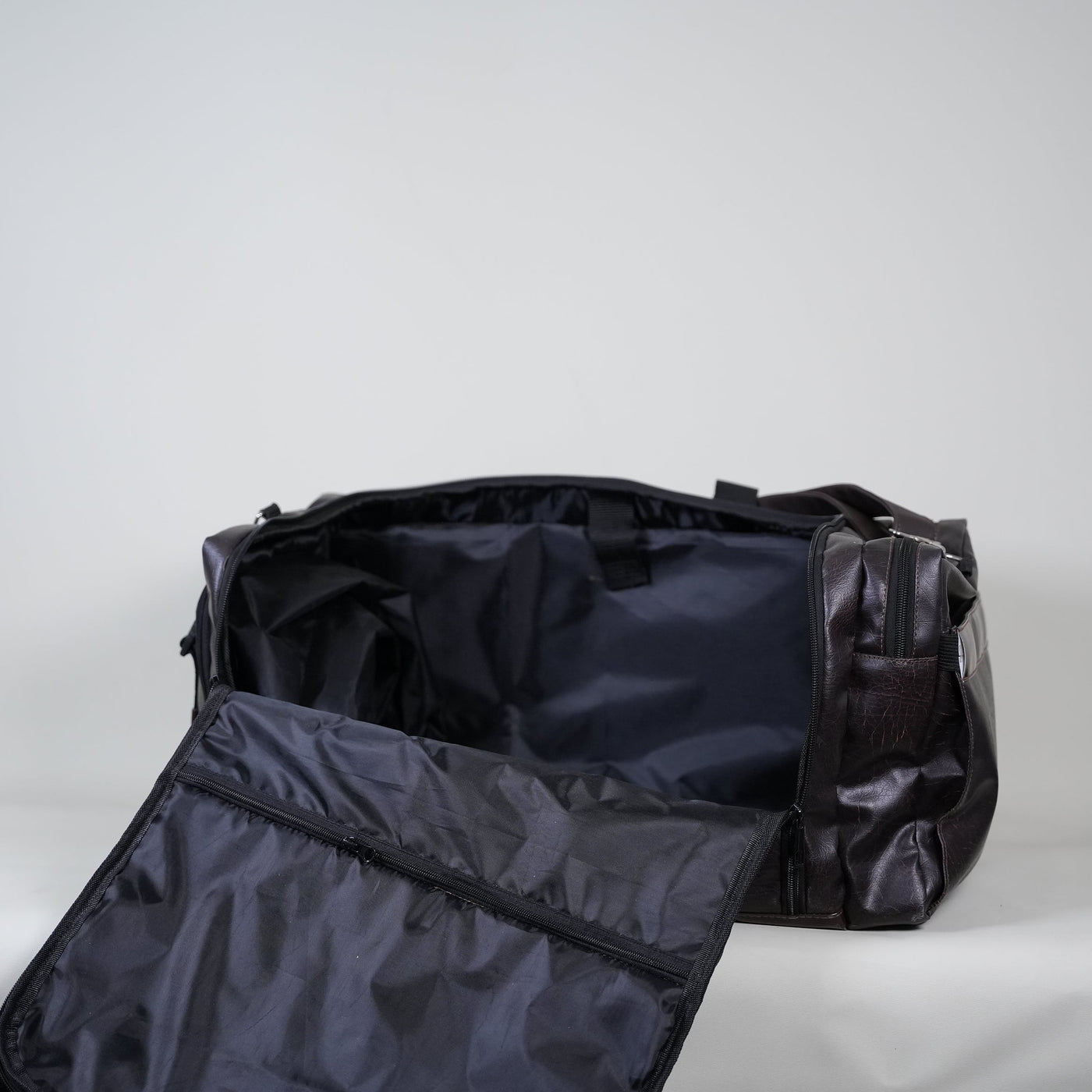 BLACK UNRIVALLED 40L DUFFLE BAG