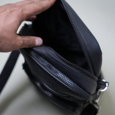 Side Sling Bag of Leather //