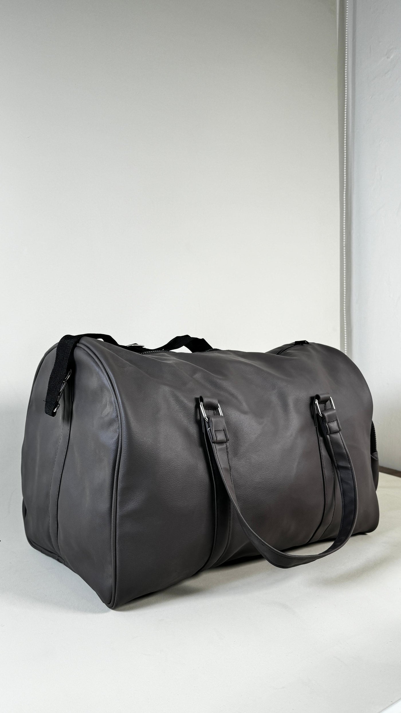 GREY BROWN DUFFLE BAG //