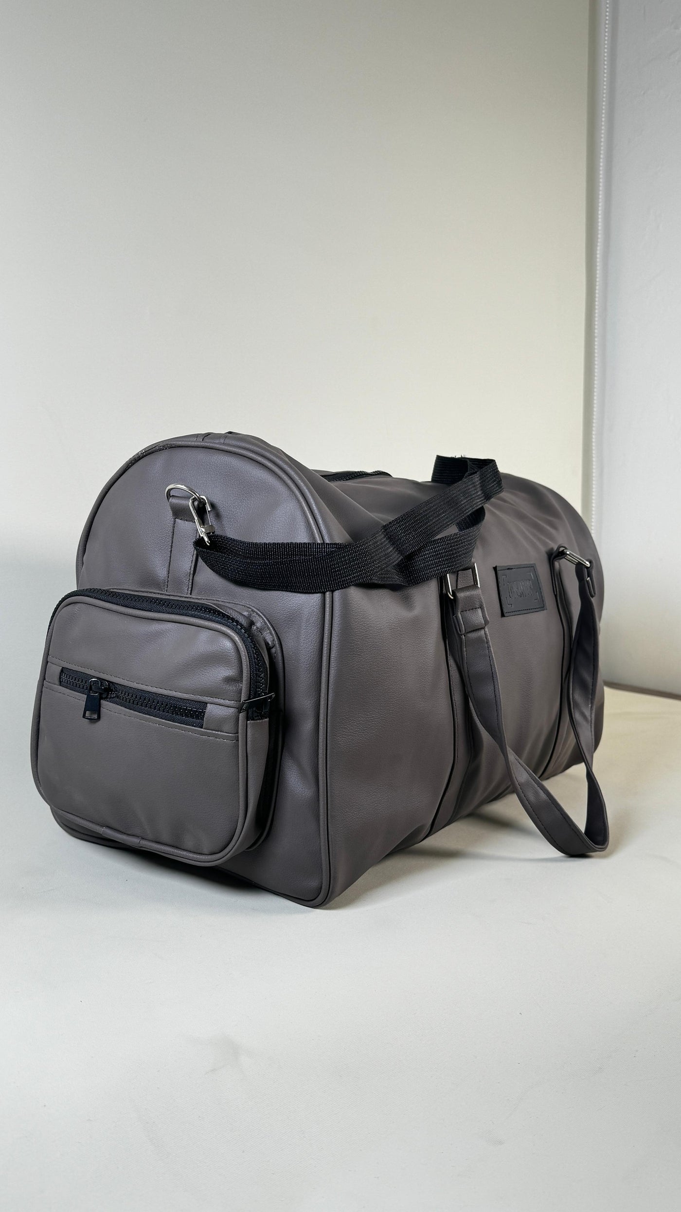 GREY BROWN DUFFLE BAG //