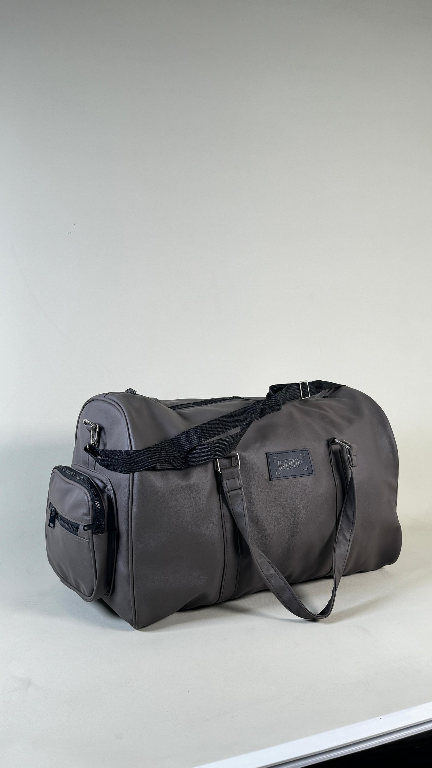 GREY BROWN DUFFLE BAG //