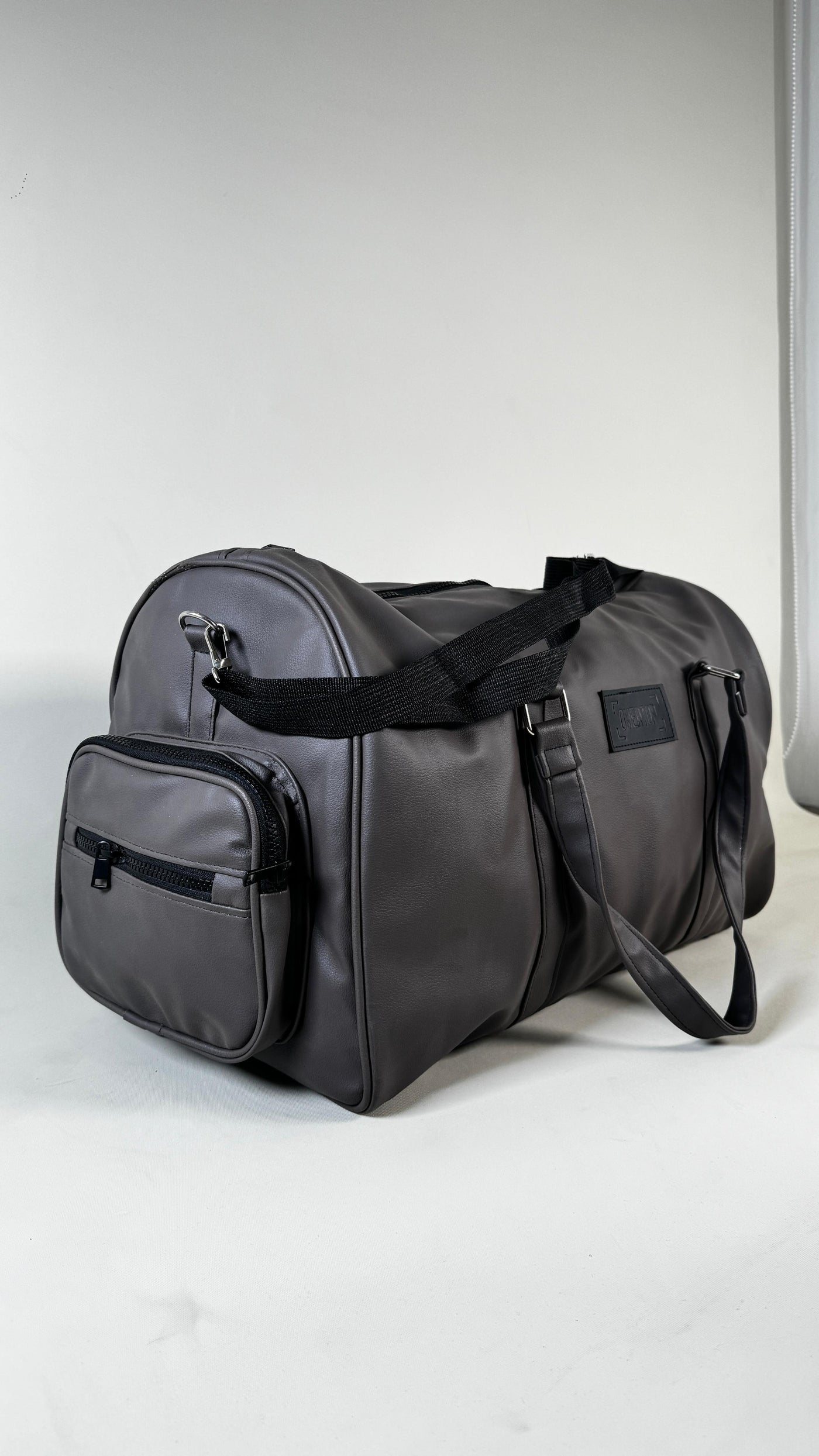 GREY BROWN DUFFLE BAG //