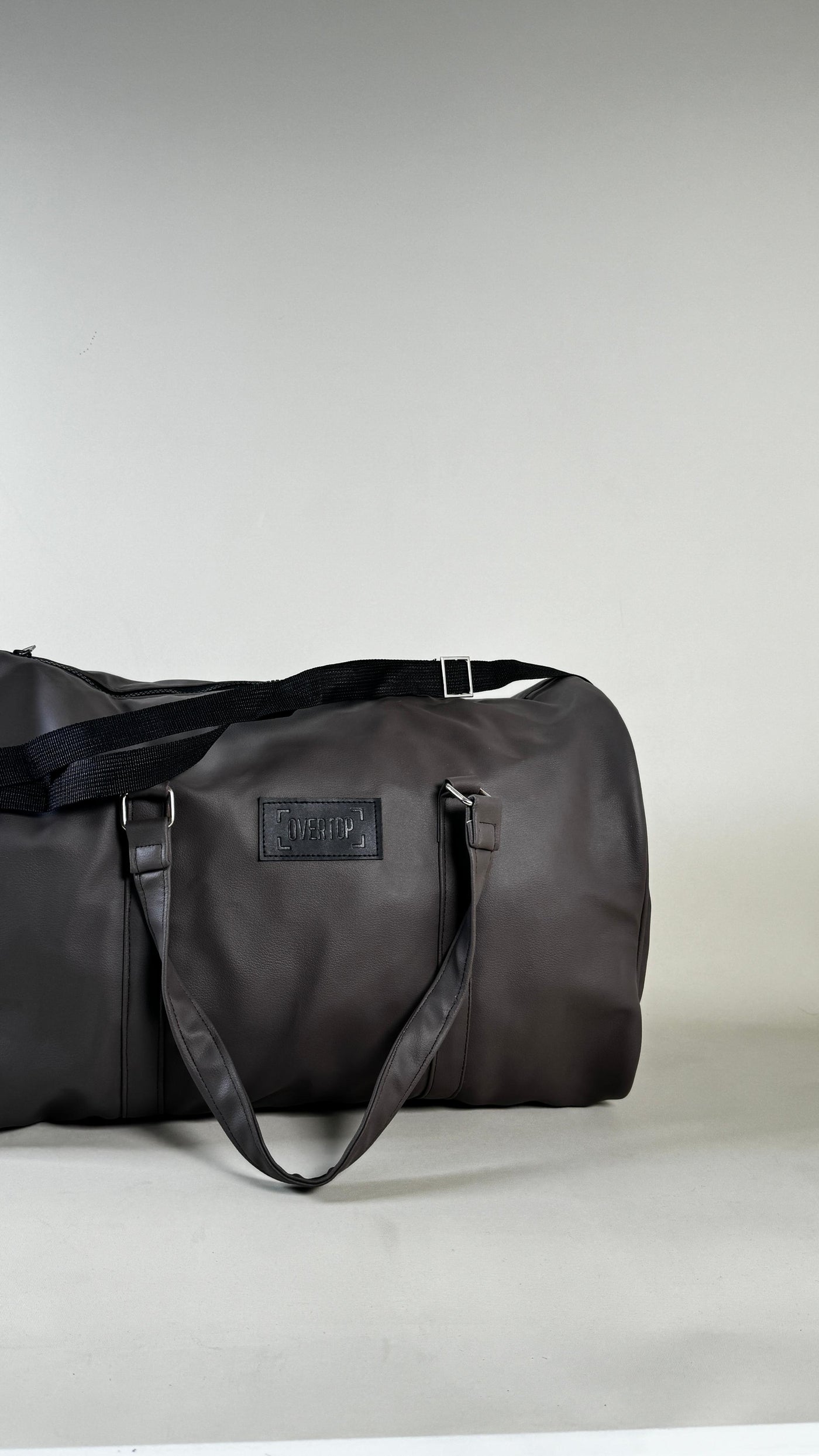 GREY BROWN DUFFLE BAG //