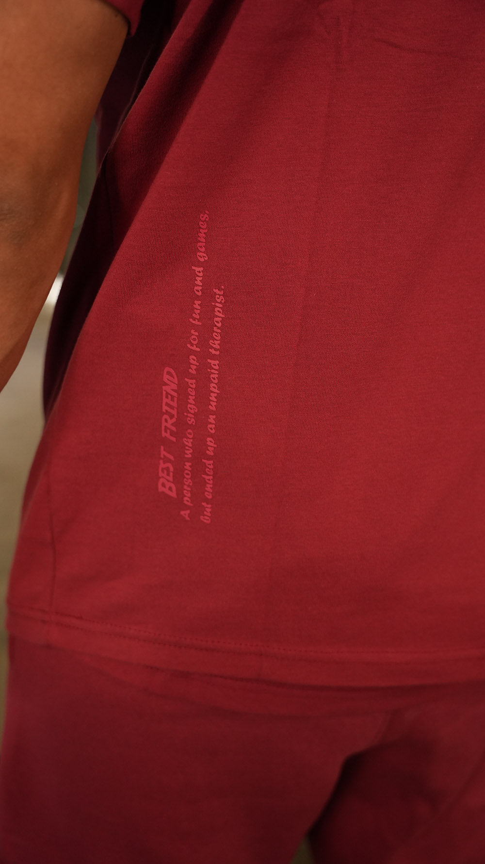 RED OVERTOP CAPTION GRAPHIC TEE -M