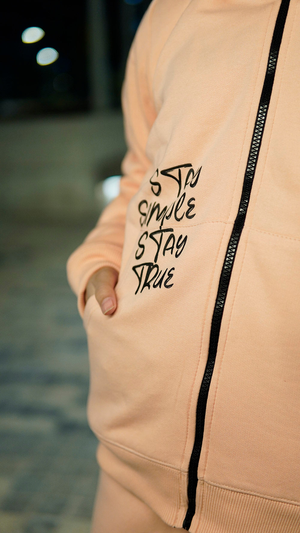 PEACH OVERTOP CAPTION GRAPHIC HOODIE -W