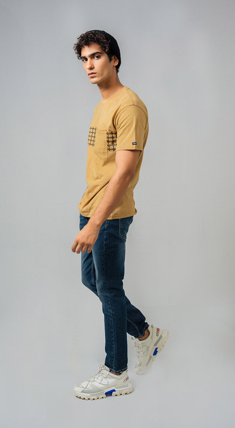 REGULAR FIT CHEST POCKET PRINTED TEE